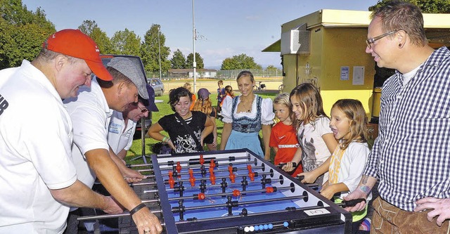 Gro und Klein hatten viel Spa beim T...eweltmeister Thierry Mller (rechts).   | Foto: Schweizer