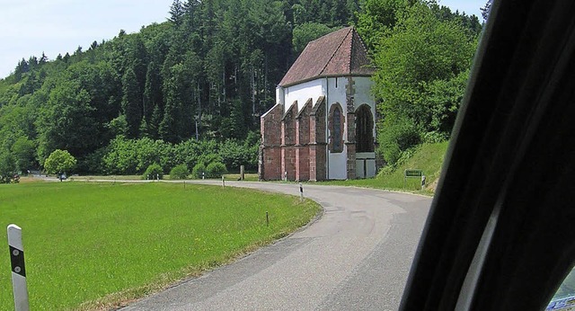 Die Tennenbacher Kapelle und die Stra...eibt die Brger-Kritik an den Plnen.   | Foto: Jahn