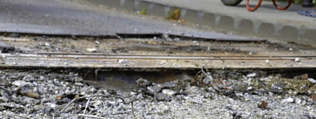 Der Beton auf der Rheinbrcke ist zert...ist noch da, doch wann kommt die neue?  | Foto: Felix Held