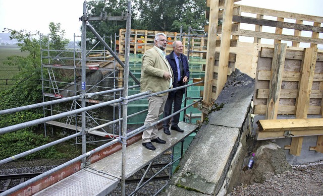 Brgermeister Armin Roesner (rechts)  besichtigt die Brckenbaustelle.    | Foto: Privat