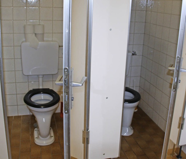 Die in die Jahre gekommenen Toiletten ... haben eine Sanierung dringend ntig.   | Foto:  Jrn Kerckhoff
