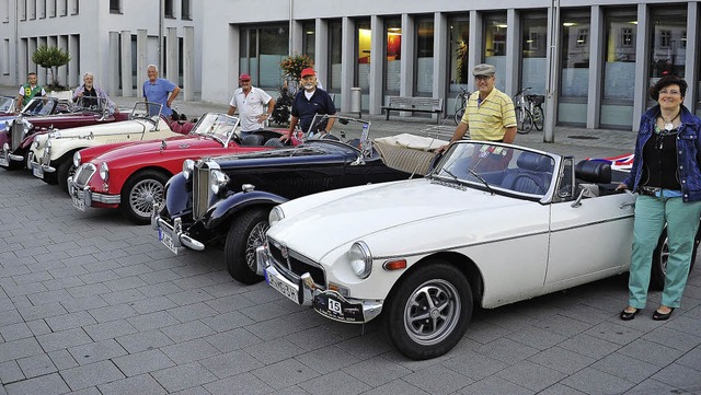 Heimkehrer auf dem Rathausplatz: Die M... zum Essen in die Marktstrae gingen.   | Foto: axel fleig