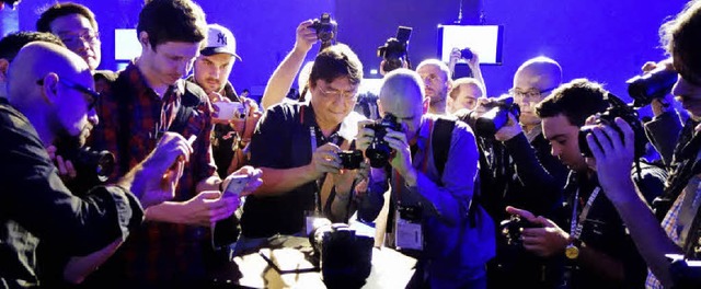 Fotografen fotografieren Fotoapparate:...e Premieren, wie hier die Samsung NX1   | Foto:  Hans-Peter Mller