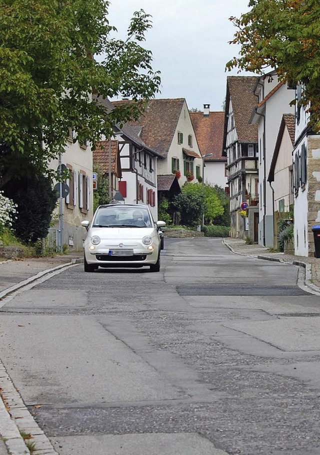 Vielfach geflickt, aber eine durchgng...cke gibt es fr die Dorfstrae nicht.   | Foto: Frey