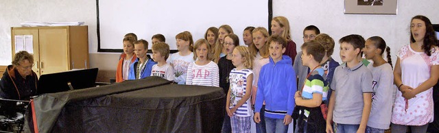 Die neuen Gymnasiasten wurden musikali...m Lied Follow me willkommen geheien.   | Foto: ZVG