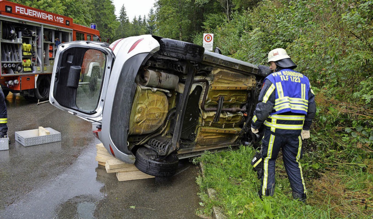 Die Feuerwehr Bonndorf musste das umge...iner misslichen Lage befreien konnte.   | Foto: kamera24