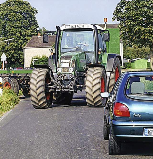 berbreiter Traktor auf Strae  | Foto: GP