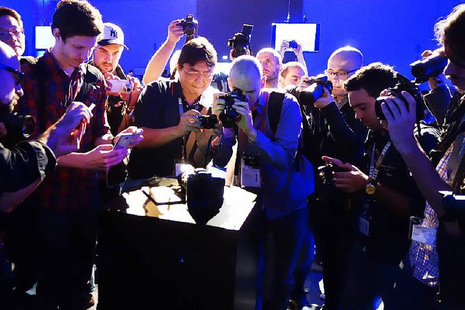Fotografen fotografieren Fotoapparate: Weltpremiere der hochwertigen Systemkamera Samsung NX1 (Foto: Hans-Peter Müller) Fotografen fotografieren Fotoapparate: Weltpremiere der hochwertigen Systemkamera Samsung NX1 (Foto: Hans-Peter Müller)