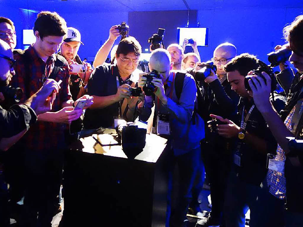Fotografen fotografieren Fotoapparate: Weltpremiere der hochwertigen Systemkamera Samsung NX1