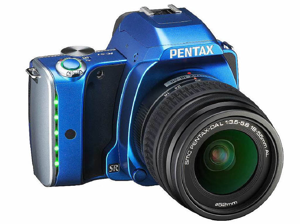Pentax bietet seine neue Einsteiger-Spiegelreflex K-S1  in vielen  Farben an. Die LEDs im Griff signalisieren erkannte Gesichter.