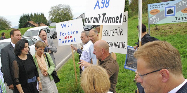 Am Ortsausgang Karsau wurden Staatssek...r Tross von der Tunnel-BI empfangen.    | Foto: Ralf Staub