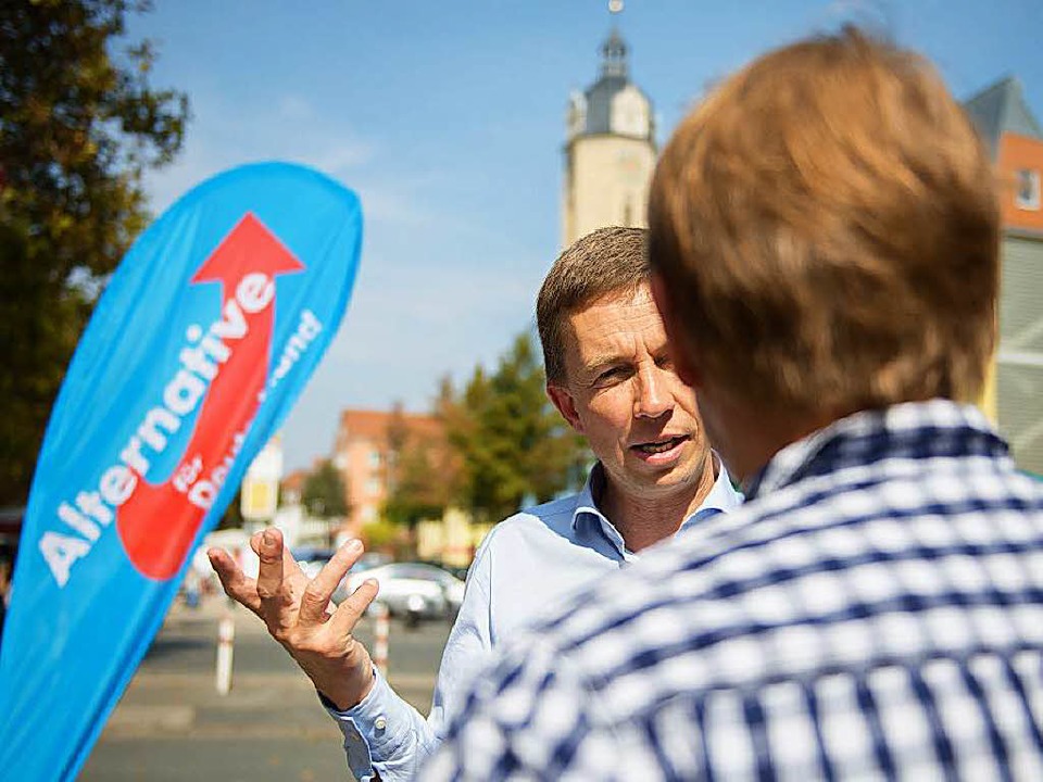 Bernd Lucke, Vorsitzender der Alternat...schland (AfD), spricht mit Passanten.   | Foto: dpa