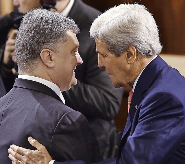 US-Auenminister John Kerry (rechts)  umarmt Petro Poroschenko in Washington.   | Foto: AFP