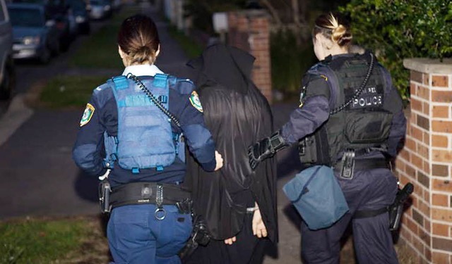 Zwei australische Polizistinnen fhren einen mutmalichen IS-Anhnger ab.   | Foto: DPA