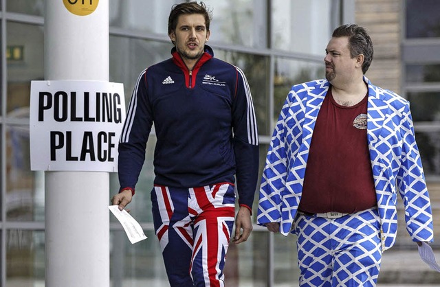 Auf dem Weg zum Wahllokal: Ein Schotte...and, der andere dafr gestimmt haben.   | Foto: dpa