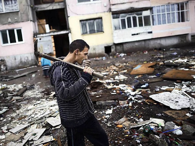 Ein Mann in einer Roma-Siedlung in Bulgarien   | Foto: DPA