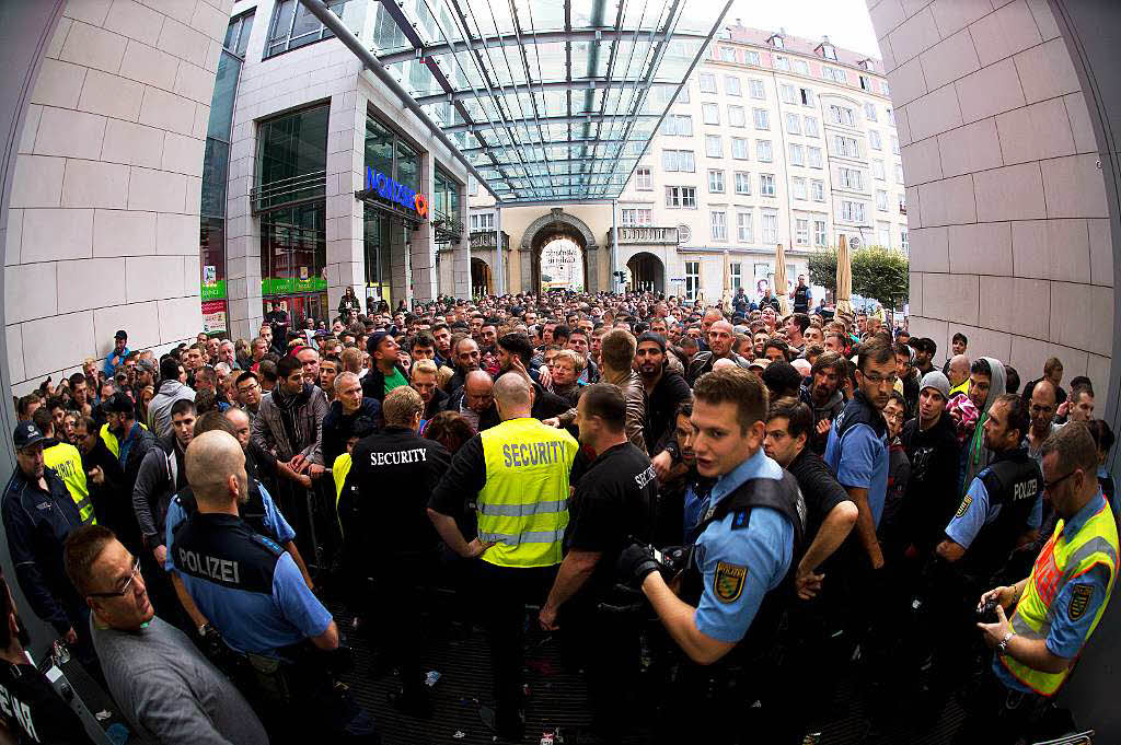 In Dresden muss die Polizei anrcken um die Massen unter Kontrolle zu bekommen.