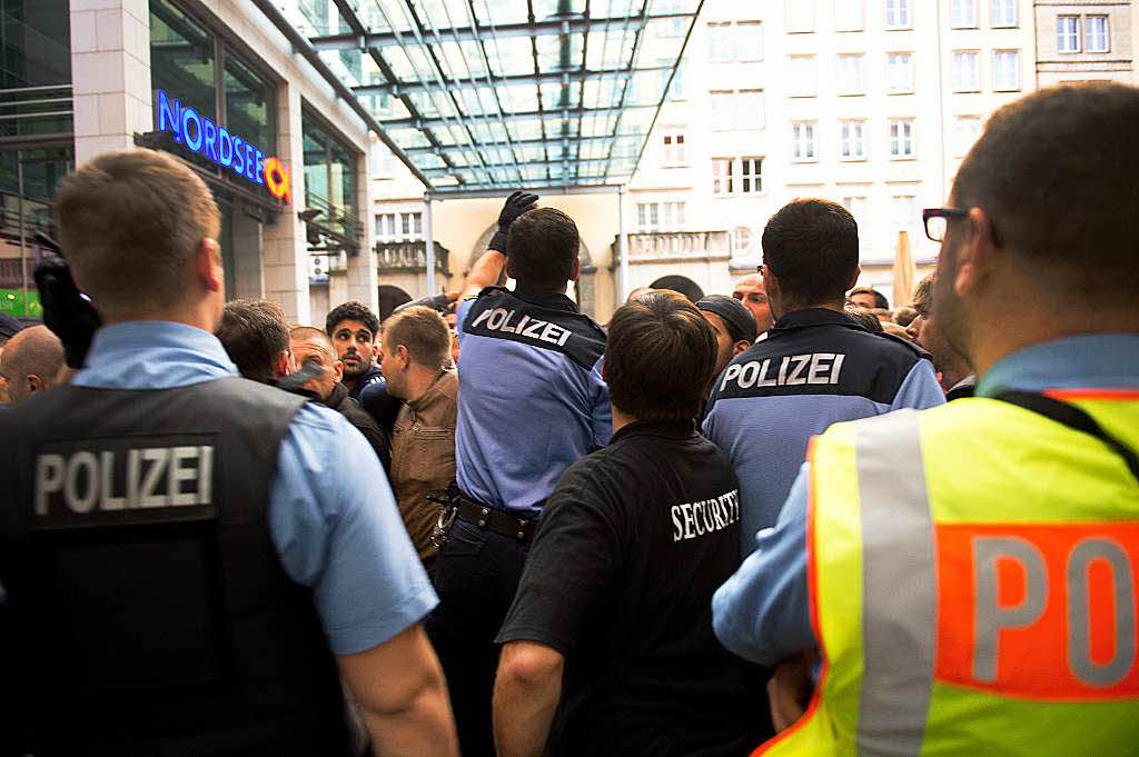 In Dresden muss die Polizei anrcken um die Massen unter Kontrolle zu bekommen.