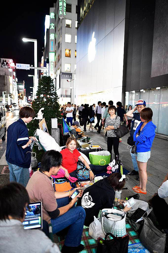 Campende Fans vor einem Apple Store in Tokyo