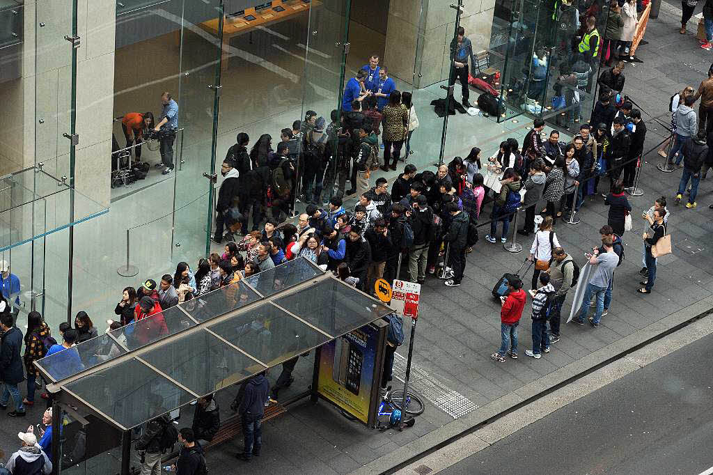 Sie durften die Ersten sein: Campende Fans vor einem Apple Store in Sydney