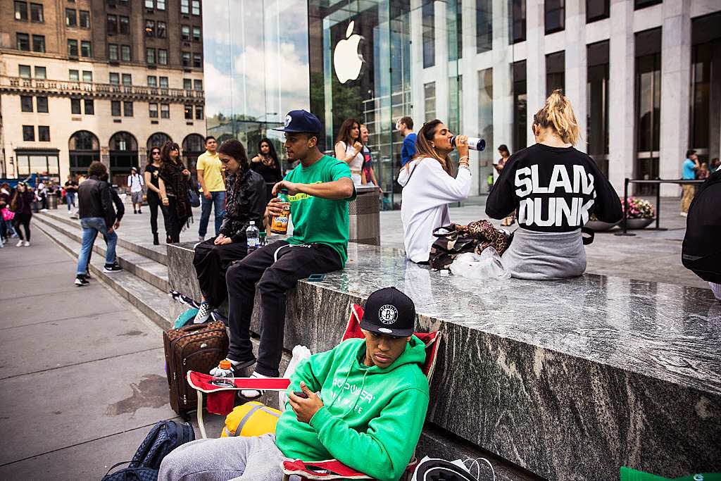 Campende Fans vor einem Apple Store in New York