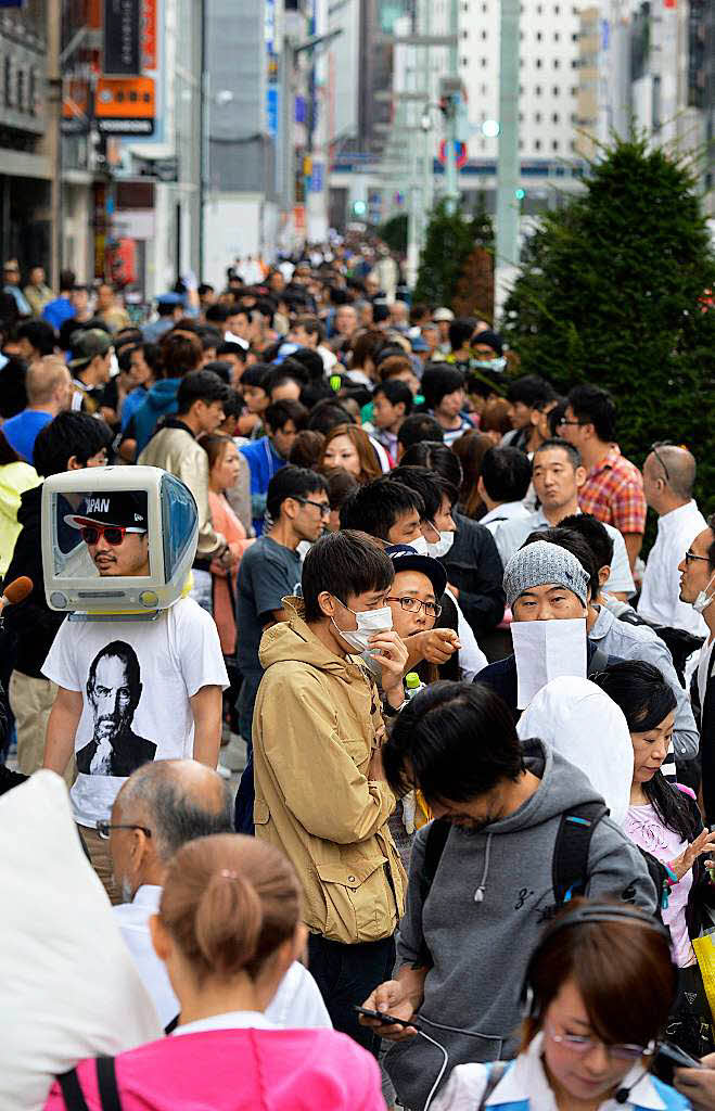 Wartende Fans vor einem Apple Store in Tokyo