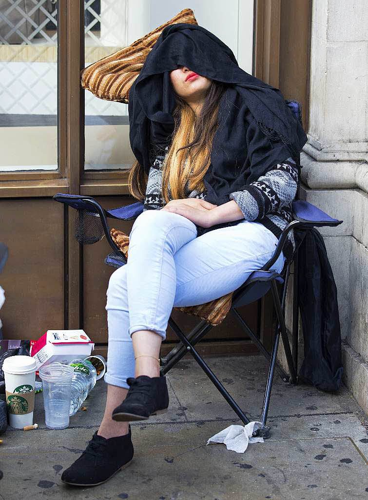 Der frhe Vogel fngt das iPhone: Campender Fan vor einem Apple Store in London