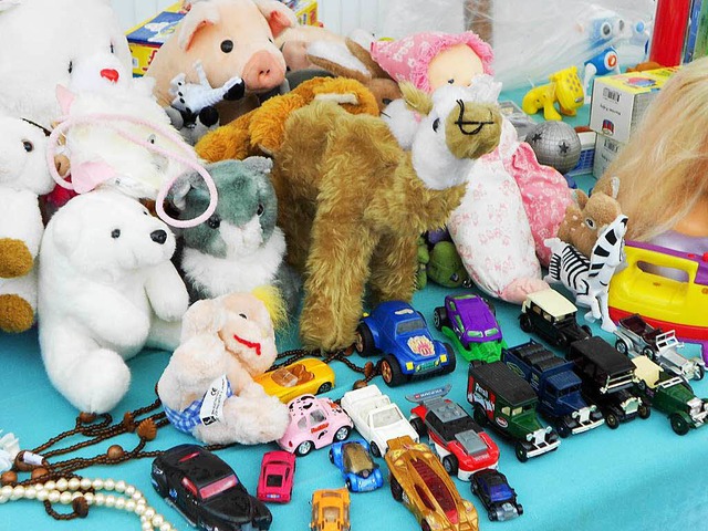 Auch Spielzeug wird beim Dorfflohmarkt in Holzen am Samstag zu haben sein.  | Foto: Langelott
