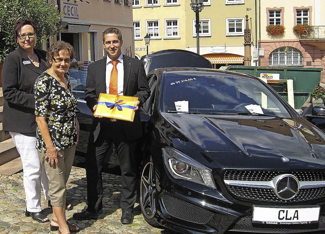 Freude bei der bergabe des Hauptpreis... Finanzplaner der Volksbank Freiburg.   | Foto: Volksbank