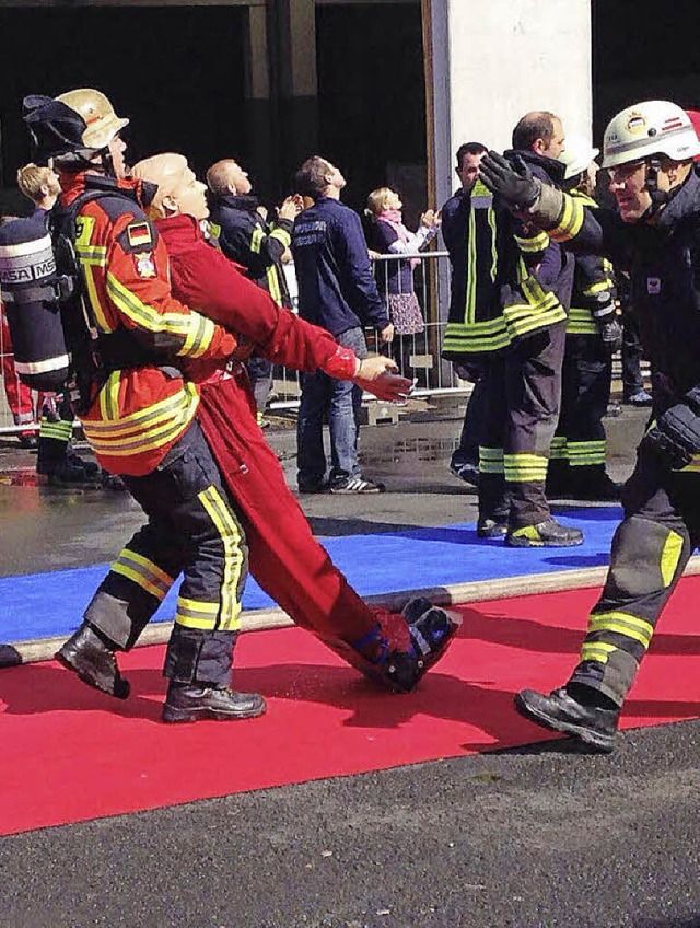 Philipp Kaiser bei der Fire Fighter Ch...mit dem  80 Kilogramm schweren Dummy.   | Foto: Privat