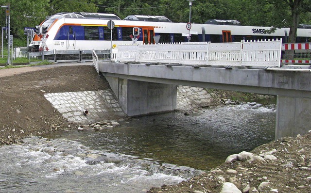 Die neue Etzenbachbrcke ist fertig. N...cke ab sofort wieder befahren werden.  | Foto: Manfred Lange