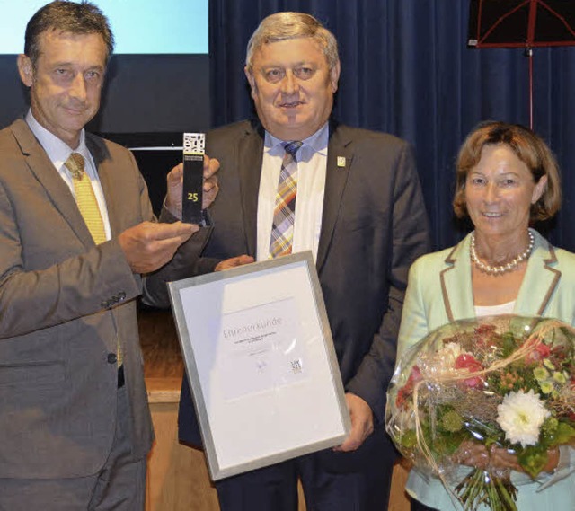 Bad Bellingens Brgermeister Christoph...r einen schnen Blumenstrau  freuen.   | Foto: Michael Behrendt