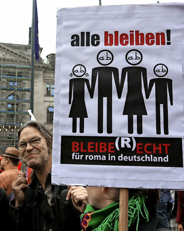 Gegner des neuen Asylrechts demonstrieren in Berlin.   | Foto: dpa