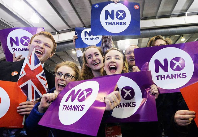 Sie freuten sich ber den Ausgang des ...gkeitsgegner am Freitag in Edinburgh.   | Foto: dpa/AFP