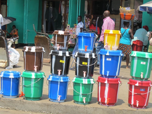 Die neuen Wahrzeichen Liberias: beral...mer mit Chlorwasser zum Desinfizieren.  | Foto: Dieterich