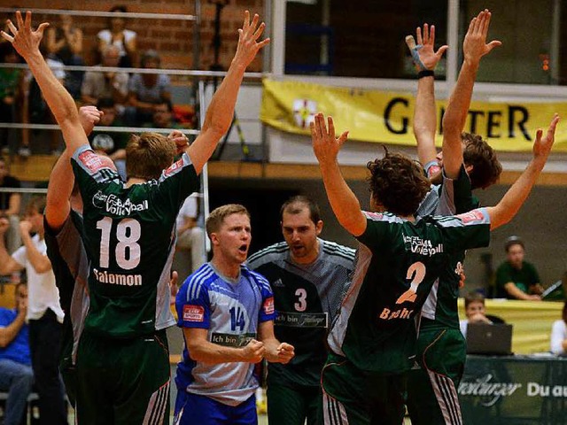 Jubel bei den Volleyballern von 1844 F... &#8211; der Saisonstart ist geglckt.  | Foto: Patrick Seeger