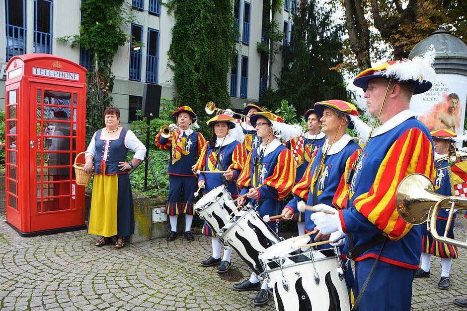 Mit den Fanfaren der Hachberger Herolde ging’s am Samstagmorgen los, hier bei der Einweihung der neuen alten Telefonzelle. (Foto: Sylvi-Karina Jahn) Mit den Fanfaren der Hachberger Herolde ging’s am Samstagmorgen los, hier bei der Einweihung der neuen alten Telefonzelle. (Foto: Sylvi-Karina Jahn)
