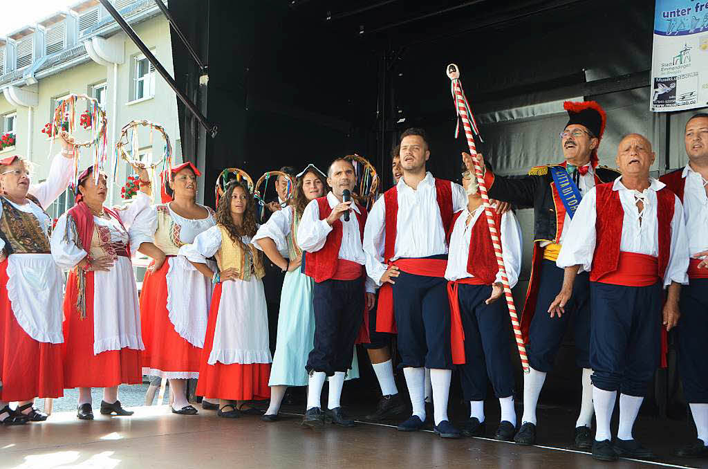 Nicht nur Rckkehrer aus dem Italien-Urlaub freuten sich an dem Auftritt der Folkloregruppe
