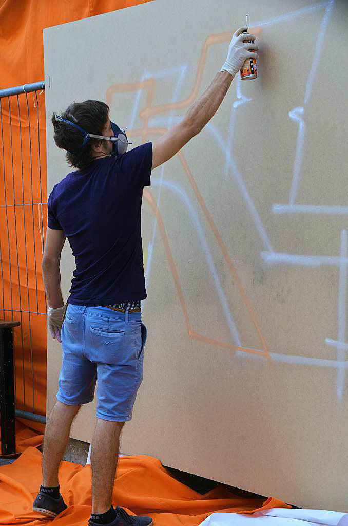 Mit Spraydose, Schutzbrille und guten Ideen: Andras Kemmerzehl besprht eine eigens dafr aufgestellte  Wand mit Graffiti.