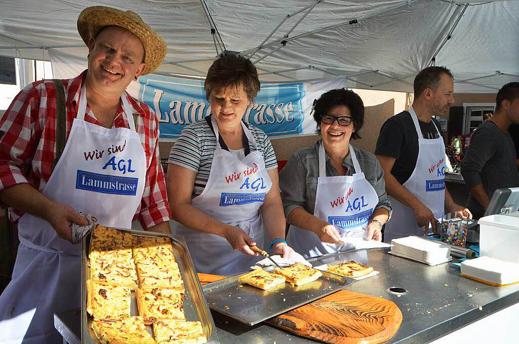 Geschftsleute der Aktionsgemeinschaft Lammstrae bewirteten beim Zwiebelkuchenfest – das macht Arbeit und wie man sieht auch Spa