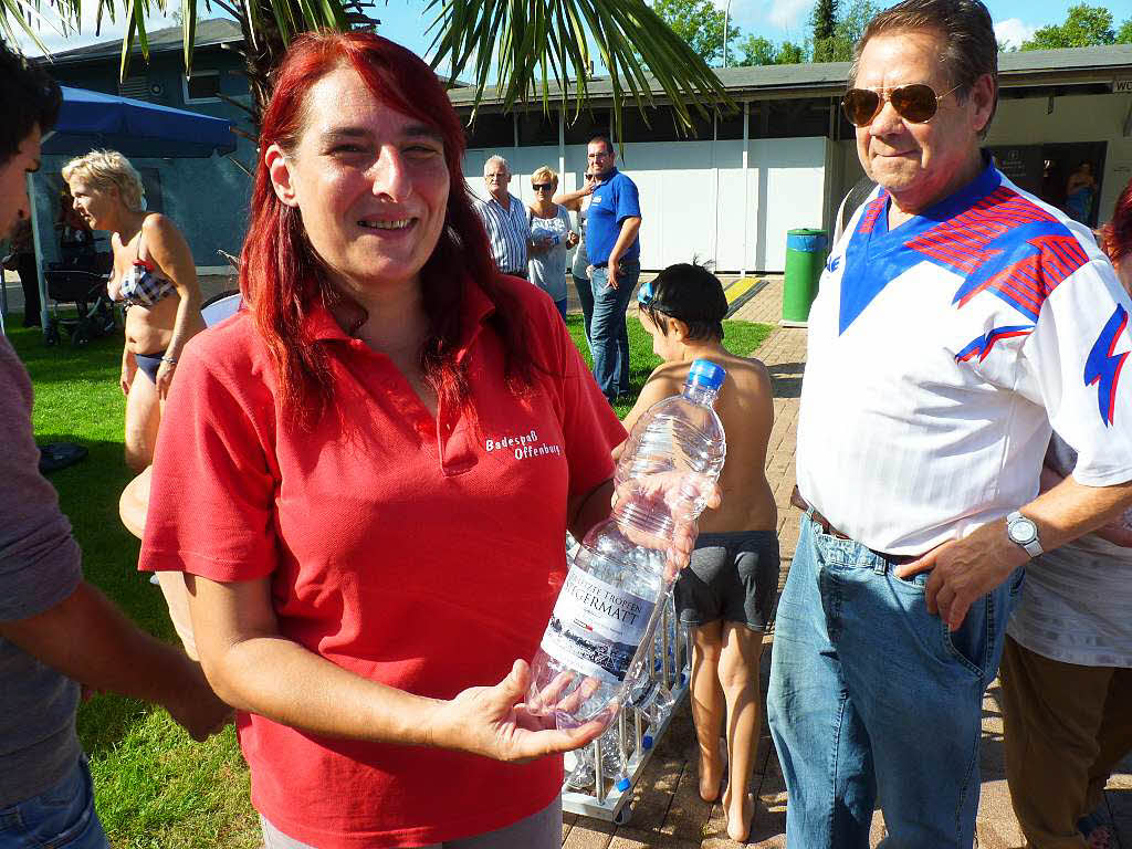 Bderchefin Monika Wagner verteilt Flaschen, mit denen Party-Gste das Badewasser mit nach Hause tragen knnen.