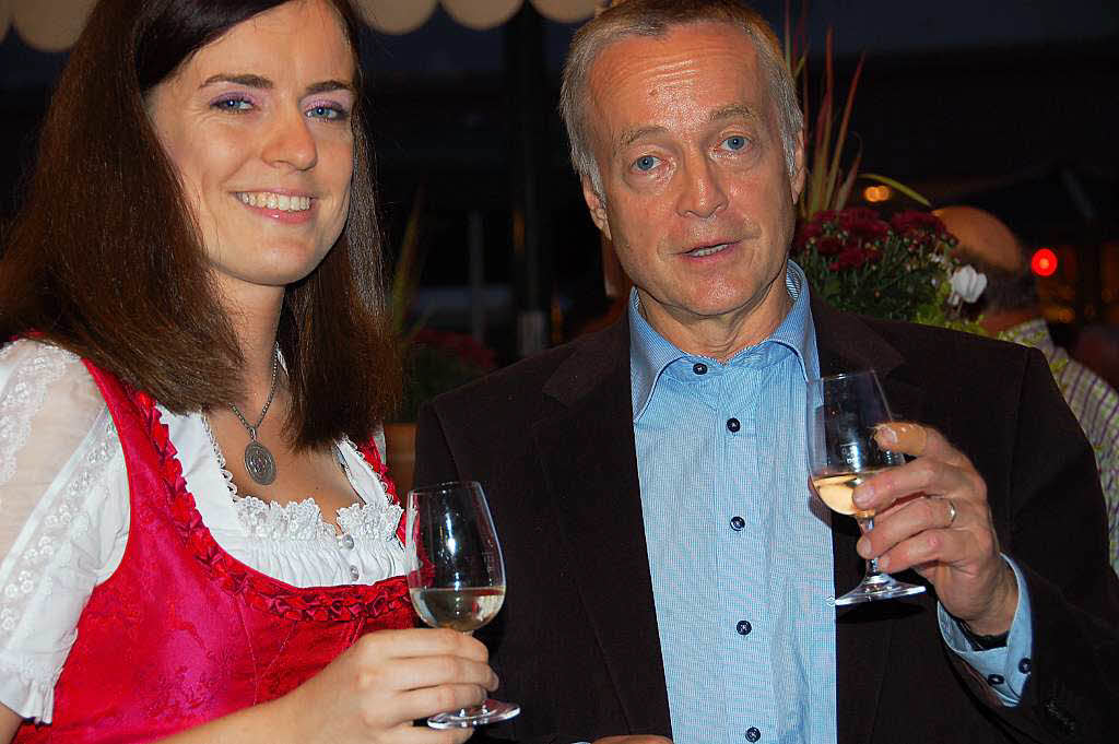 Brgermeister Reinhard Bentler und die Badische Weinprinzessin, Carolin Holzmller aus Weingarten erffneten den Weinzauber