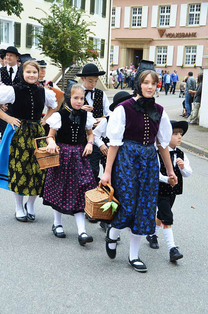 1000 Teilnehmer in 50 Gruppen und zahlreiche Zuschauer hatten ihren Spa beim Auggener Trachtenumzug.