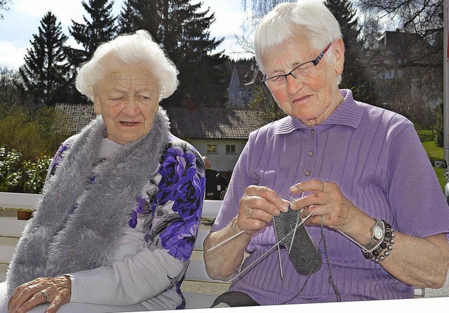 <Text>Seniorinnen auf der Parkbank im ...pisches Bild in Friedenweiler</Text>.   | Foto: Liane Schilling