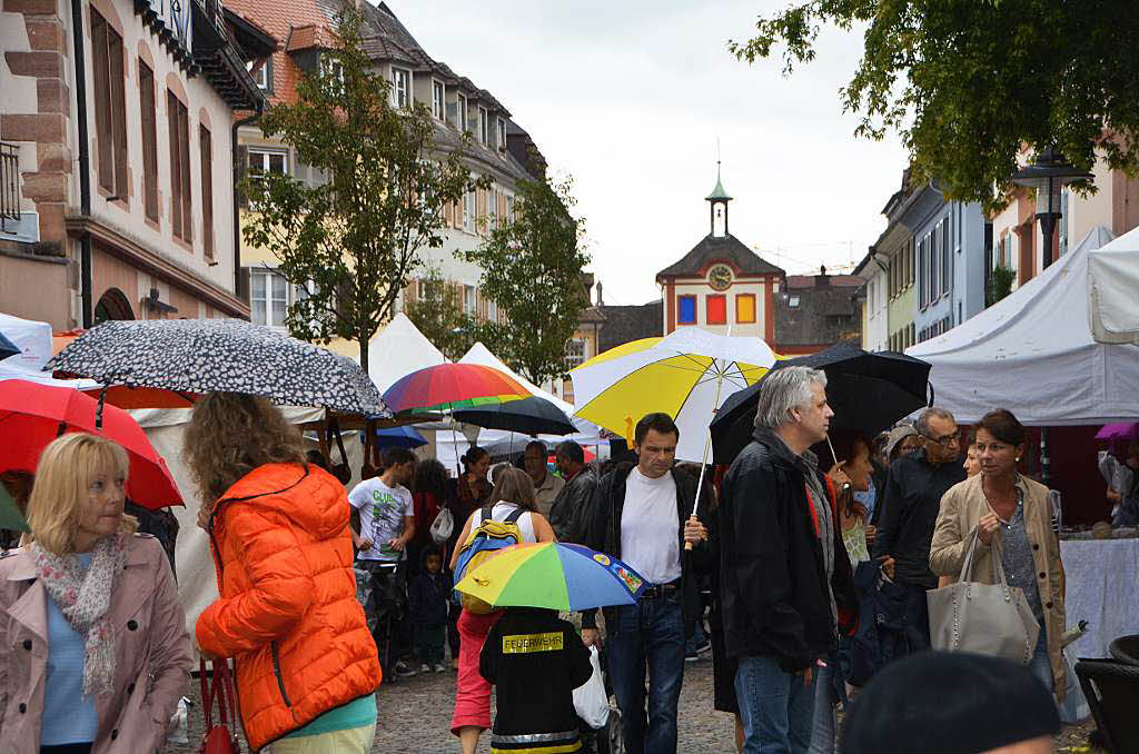 Die reinste Regenschirmparade war der Markt am Sonntagnachmittag.