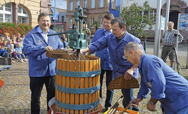 Heinrich Dixa, Bruno Metz und Clemens ...tzt vom echten Winzer Reinhard Fees.   | Foto: Schimanski