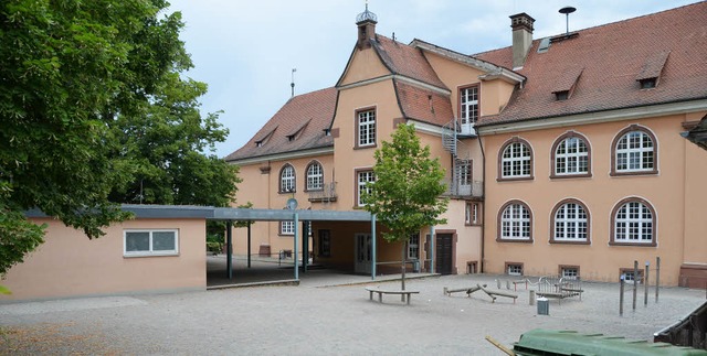 Blick auf den Schulhof und den Eingang...inem Erweiterungsbau Glanz erhalten.    | Foto: FISCHER
