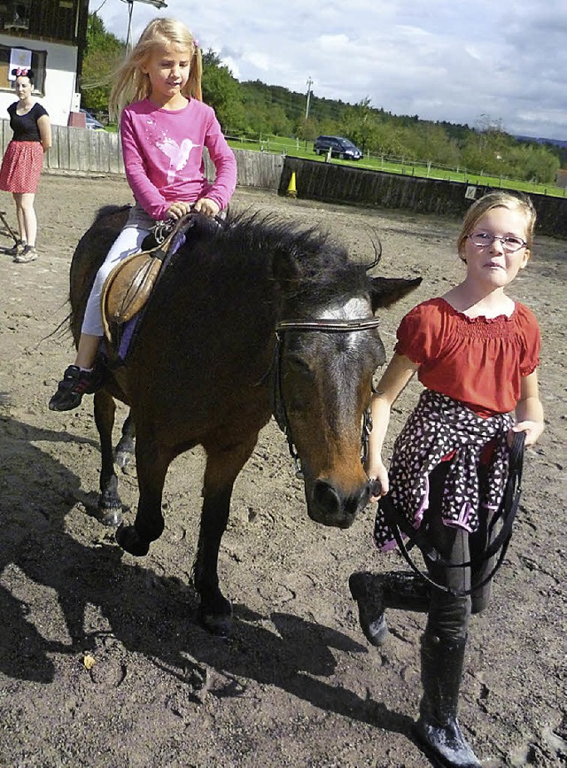 Ponyfest: Die Kinder freuten sich, auf den Ponys herumgefhrt zu werden.   | Foto: Gabriele Rasenberger