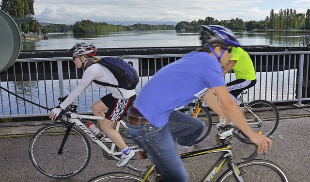 Grenzenlos: Radfahrer fahren in Grenzach ber den Rhein.   | Foto: Heinz Vollmar (3)/MARTINA PROPRENTER