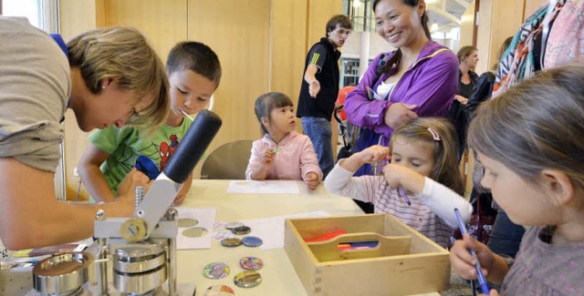 Selber Buttons herzustellen, gehrte z...liebten Angeboten beim Weltkindertag.   | Foto: Bamberger